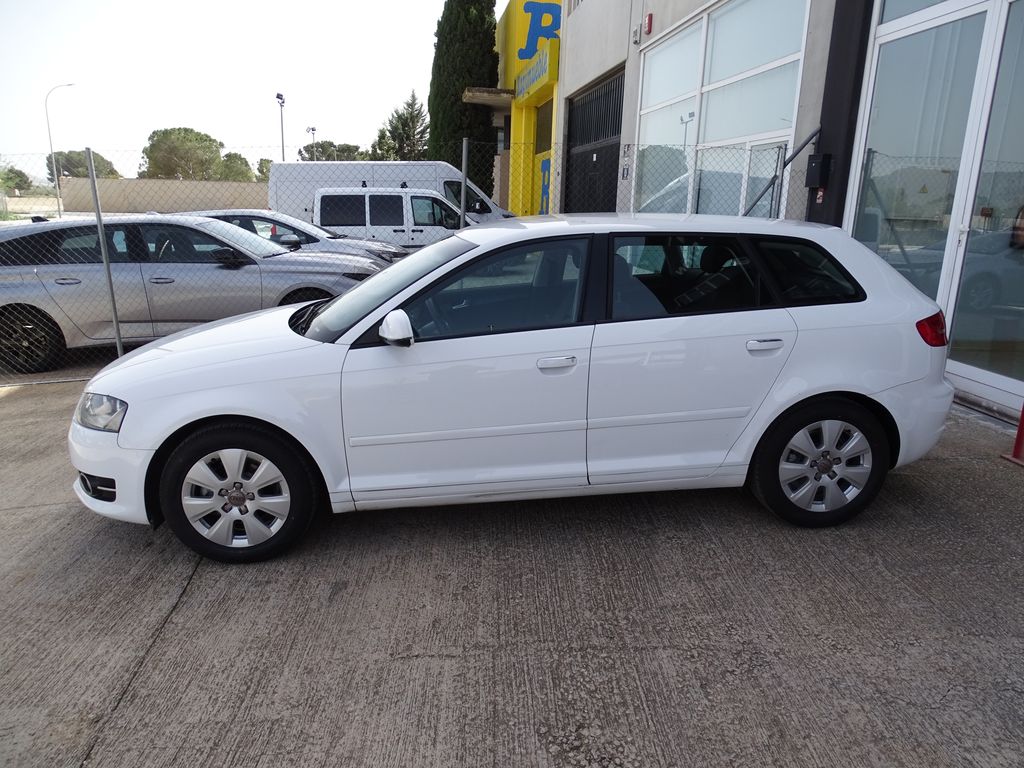 
								Audi A3 1.6 tdi 105 cv Sportback 1.6 TDI Attraction full									